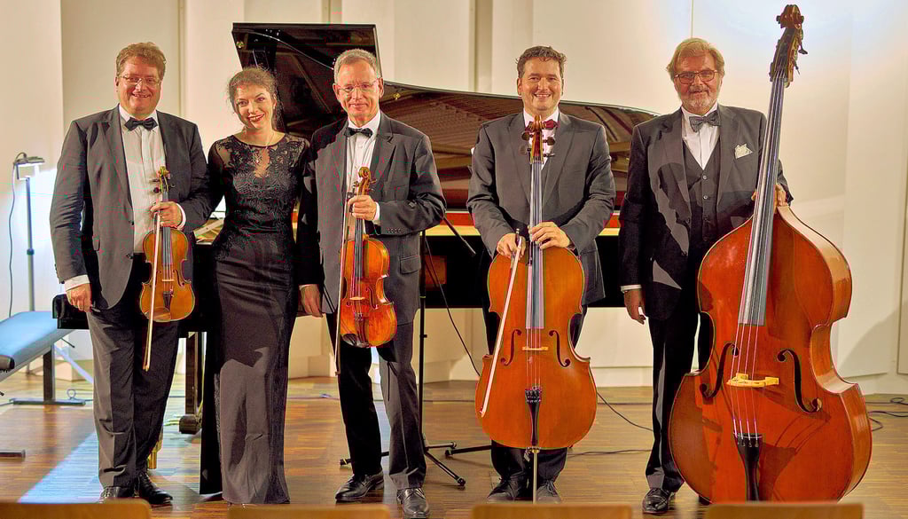 Das Rossini-Quartett:   Marco Reiß, Ingo Fritz, Marcel Körner, Wolfram Wessel (v. l.), hier mit der Pianistin Sofja Gülbadamova, verabschieden sich Anfang Februar von ihrem  Publikum. 