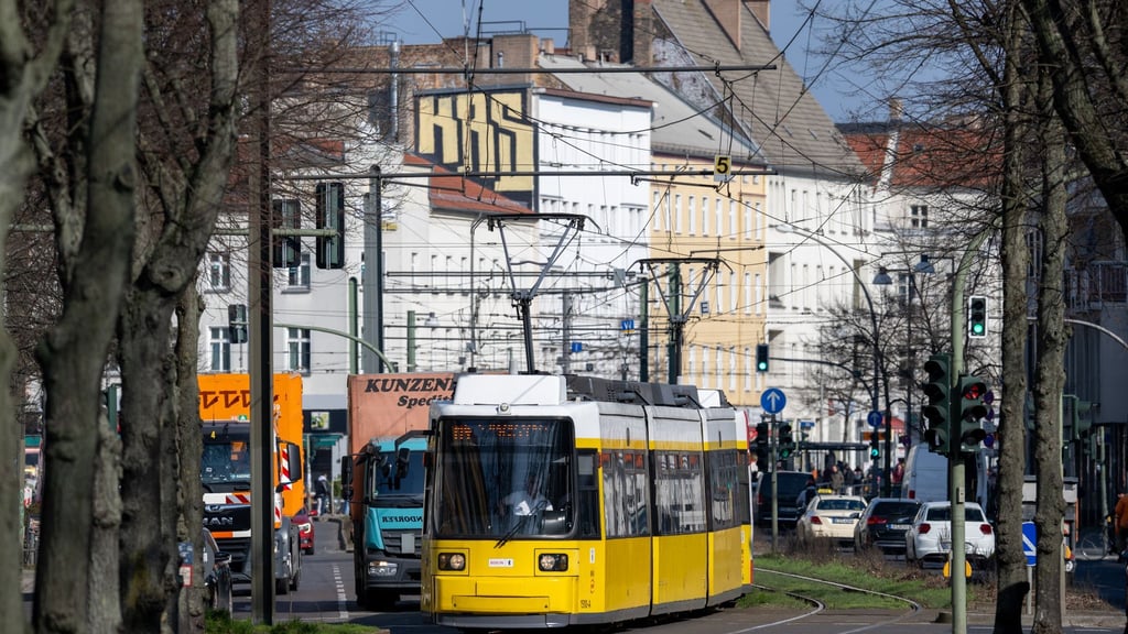 Die Straßenbahnlinie M4 ist durch den Rohrschaden blockiert. (Symbolbild)