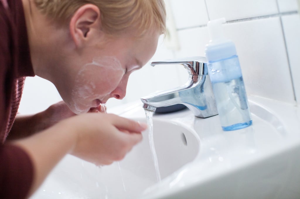 Die Haut zweimal am Tag mit sanften Produkten reinigen und pflegen: Wer das tut, tut viel, um Pickeln vorzubeugen - auch wenn es keine Garantie für reine Haut gibt.