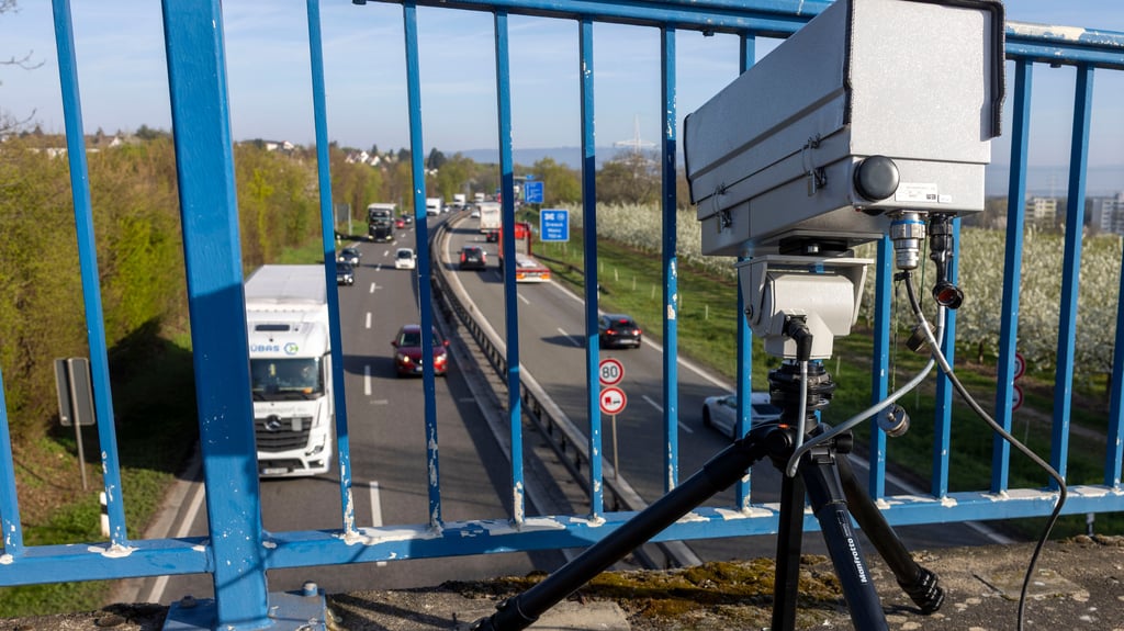 Eine Mono-Cam steht auf einer Autobahnbrücke und erkennt, wenn jemand am Steuer das Handy benutzt.