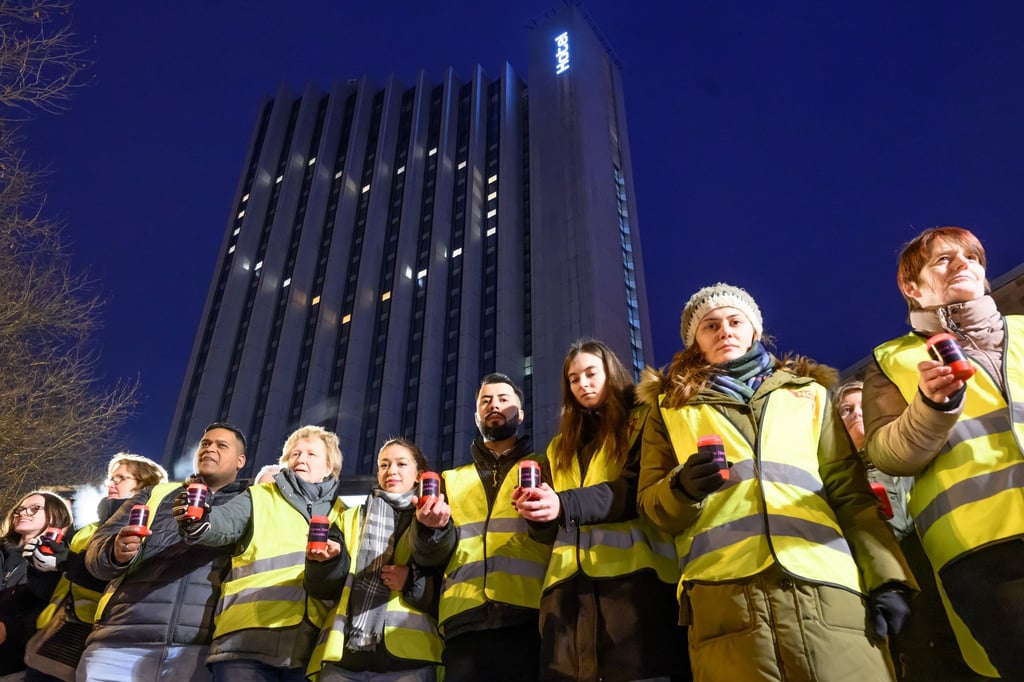 Beschäftigte und Bürger haben sich am Congress Hotel in Chemnitz versammelt.