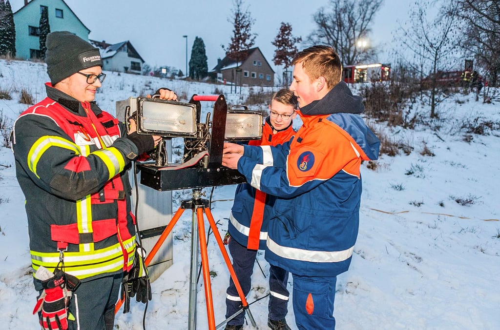 Übung für den Nachwuchs: sieben Mitglieder zählt die Jugendfeuerwehr, sechs sind in der Kinderfeuerwehr Rehsmdrof, Sie leuchten den Rodelhang aus.