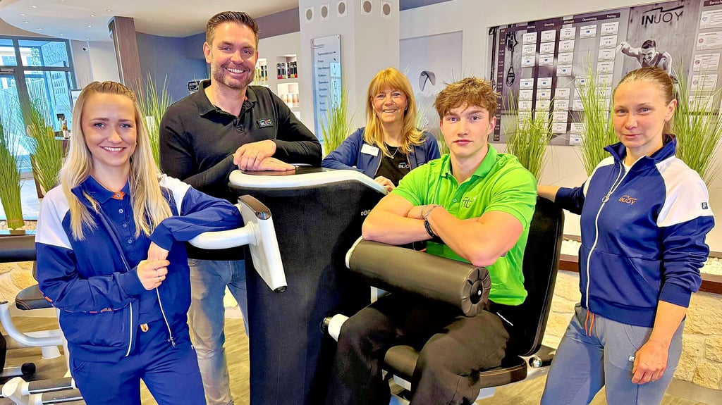 Chef Oliver  Göttert (2. v. l.)  stehen in den  Studios Jessen und  Torgau  unter anderem die Fitness-Trainer/-innen Vanessa Eckert,  Gabi Schugk,  Leon  Wunderlich und  Claudia  Schulz (v. l.) zur Verfügung. Nach dem  Jahreswechsel sind ihre Expertenratschläge vor allem bei Neueinsteigern gefragt.