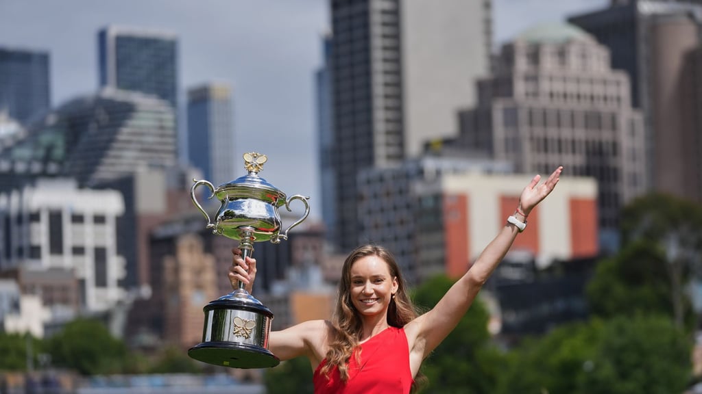 Jelena Rybakina posierte nach ihrem Melbourne-Triumph stolz mit der Trophäe.