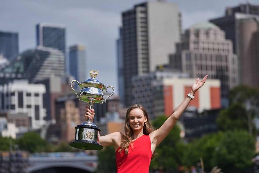 Jelena Rybakina posierte nach ihrem Melbourne-Triumph stolz mit der Trophäe.