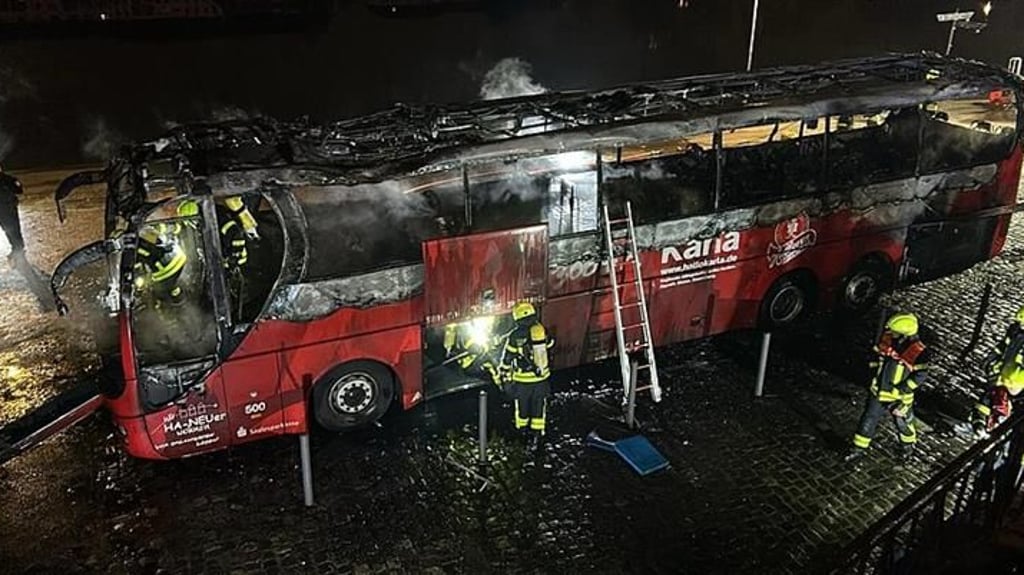 Der Mannschaftsbus des HFC wurde bei einem Feuer in Frankfurt/Main vollständig zerstört.&nbsp;