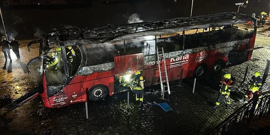 Der Mannschaftsbus des HFC wurde bei einem Feuer in Frankfurt/Main vollständig zerstört.