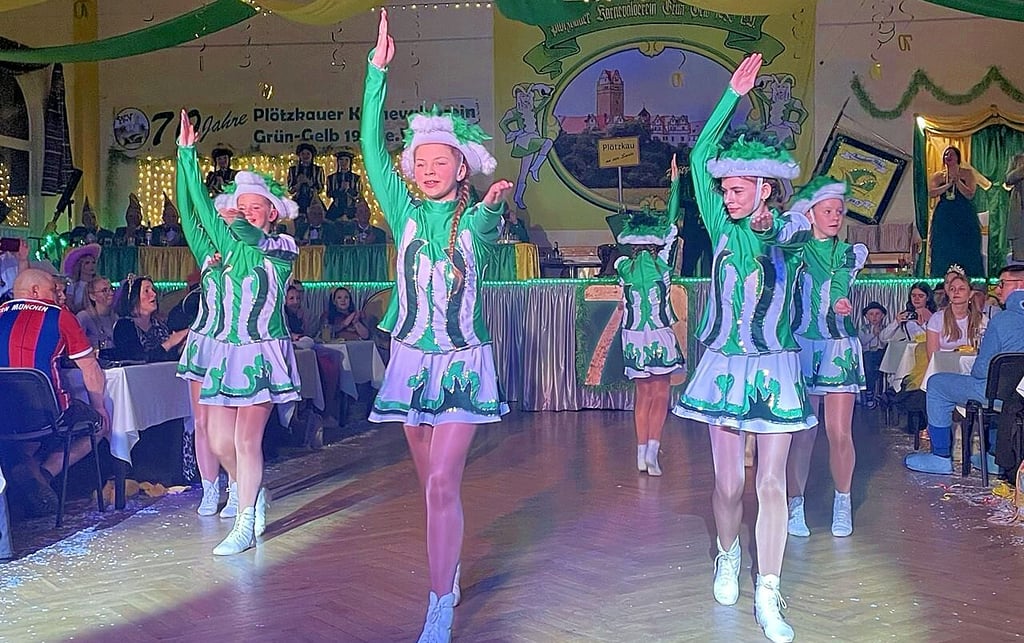 Die neue Juniorengarde in Plötzkau hat ihre Premiere bei der 70. Session des Karnevalsvereis gefeiert.