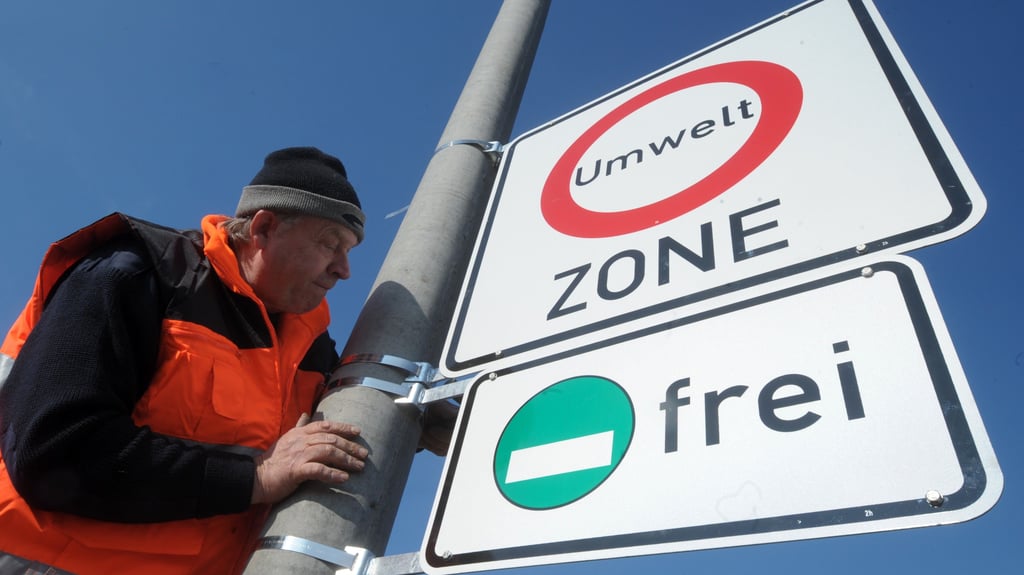 Fahrzeuge, die keine grüne Umweltplakette haben, werden seit 2011 aus Magdeburgs Innenstadt verbannt. Nun soll eine Aufhebung der Umweltzone diskutiert werden.