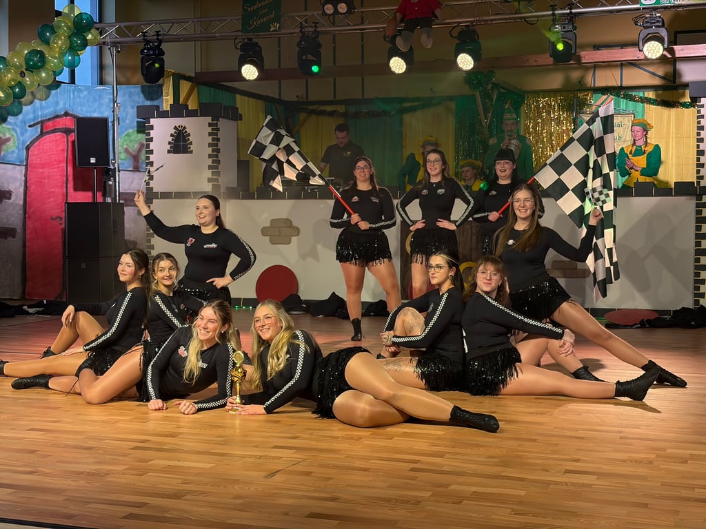 Bei der Gruppa Glitterflash werden die Fahnen geschwungen. Da steckt Feuer drin, wie bei der Formel eins.