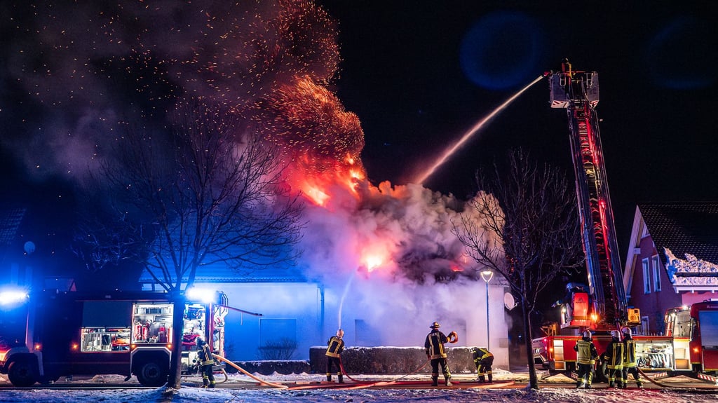 Die Einsatzkräfte kämpfen gegen den Brand eines Dachstuhls eines Einfamilienhauses in Dannigkow.