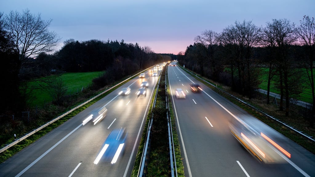 Ob für den Weg zur Arbeit oder um die Kinder beim Fußballtraining abzugeben: Wer dafür seinen Dienstwagen nutzt, muss den geldwerten Vorteil versteuern.