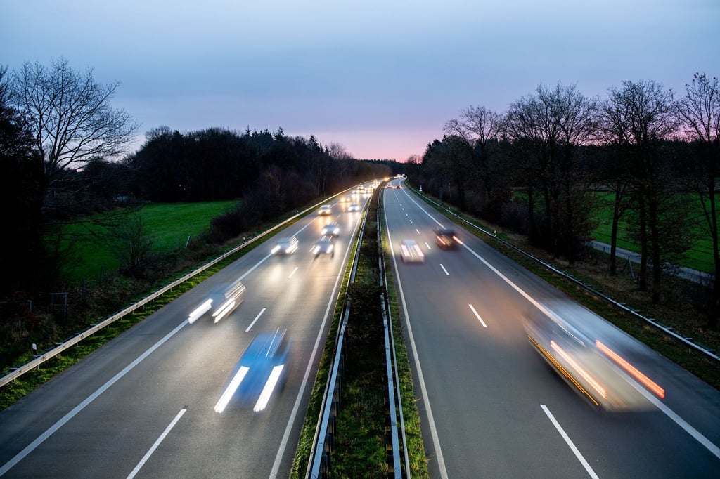 Ob für den Weg zur Arbeit oder um die Kinder beim Fußballtraining abzugeben: Wer dafür seinen Dienstwagen nutzt, muss den geldwerten Vorteil versteuern.