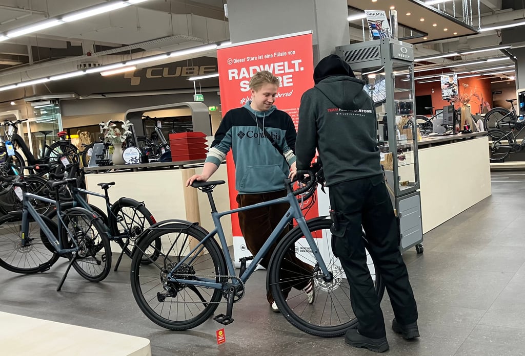 Zufriedener Kunde: Hagen Stephan aus Halle (links) hat sich am Samstag im Radwelt Store im Südstadt Center ein neues Fahrrad gekauft. Eine Schließung des Centers würde er sehr bedauern, sagt der Hallenser.