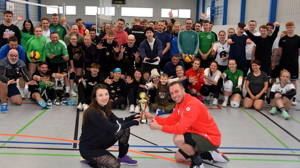 Jasmin Marquordt und Christian Adolf von der SG Calvörde präsentieren den begehrten Pokal, um den beim Turnier mit großem Ehrgeiz gekämpft wird.