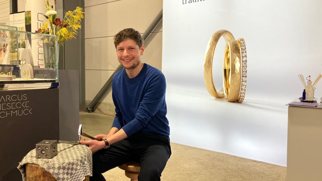 Handwerk aus Halle: Marcus Biesecke fertigt Trauringe - und hat dieses Angebot bei der Hochzeitsmesse präsentiert.