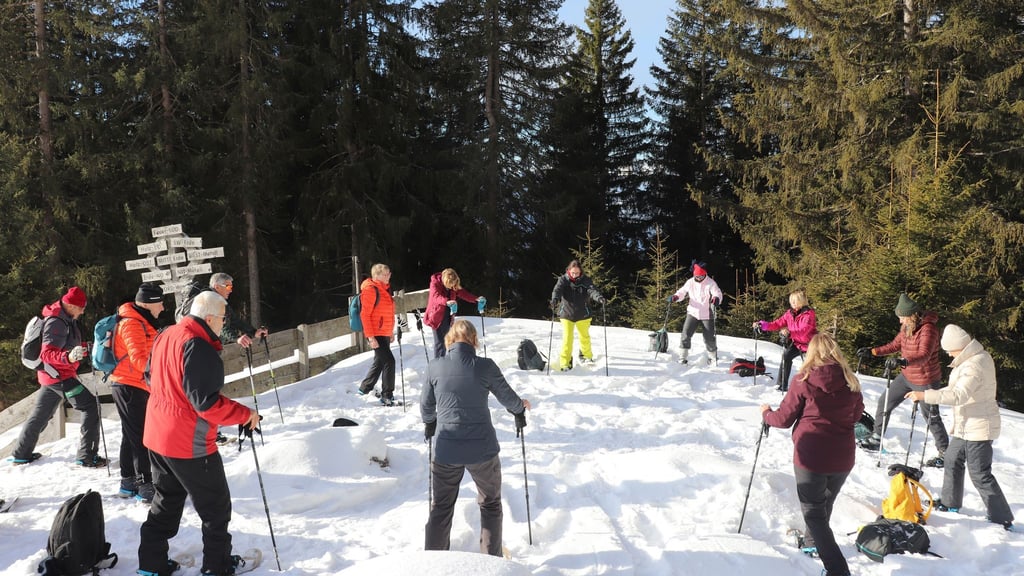 „Bewusstes Sein“ in der Bergluft Tirols: Gruppe beim Schneeschuh-Yoga im Karwendel.