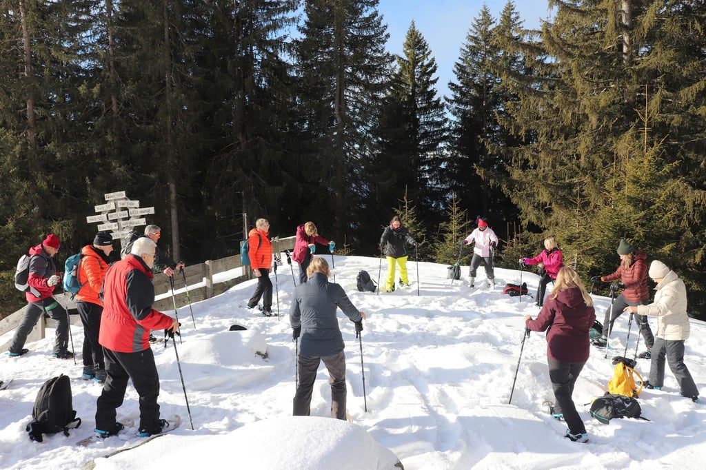 „Bewusstes Sein“ in der Bergluft Tirols: Gruppe beim Schneeschuh-Yoga im Karwendel.