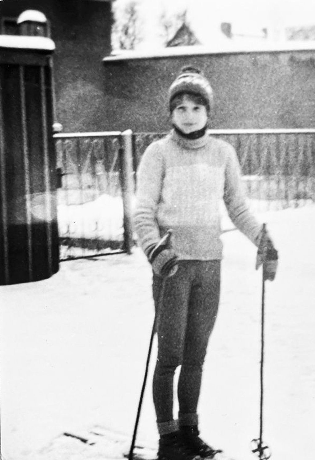 Das Beweisfoto: Die Autorin in Kindertagen in Etzleben (Kyffhäuserkreis) auf Skiern.