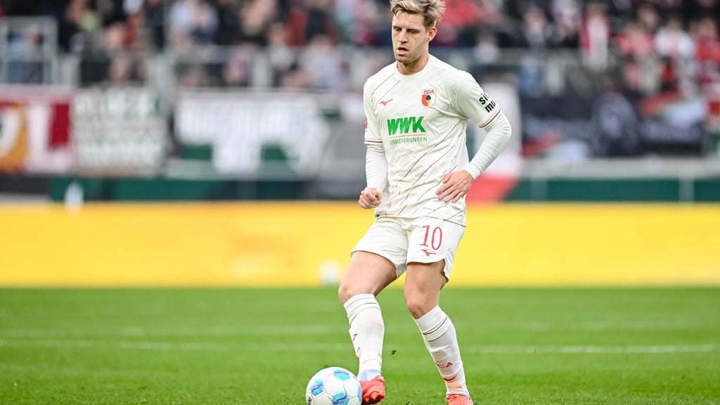 Seltenes Bild in dieser Saison: Arne Maier für den FC Augsburg am Ball. (Archivbild)