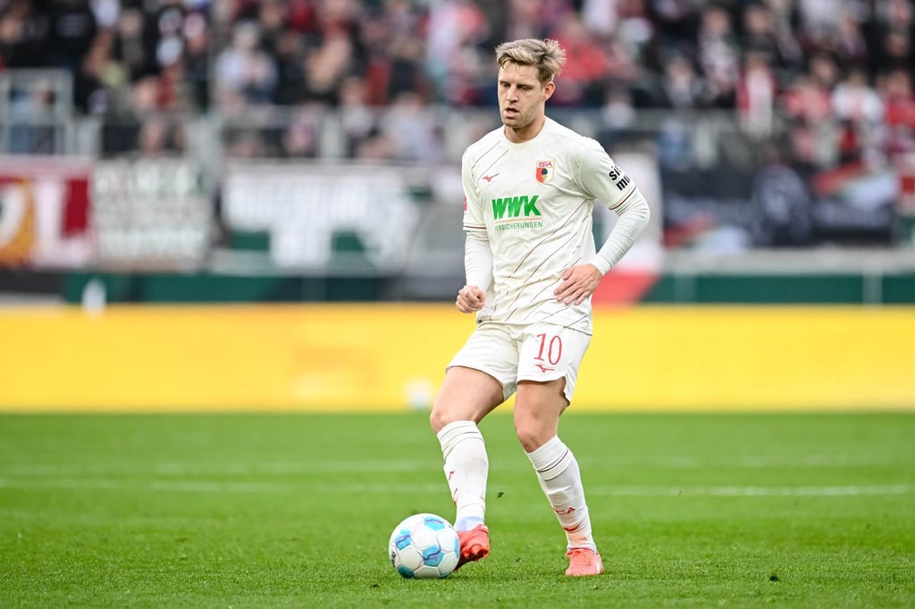 Seltenes Bild in dieser Saison: Arne Maier für den FC Augsburg am Ball. (Archivbild)