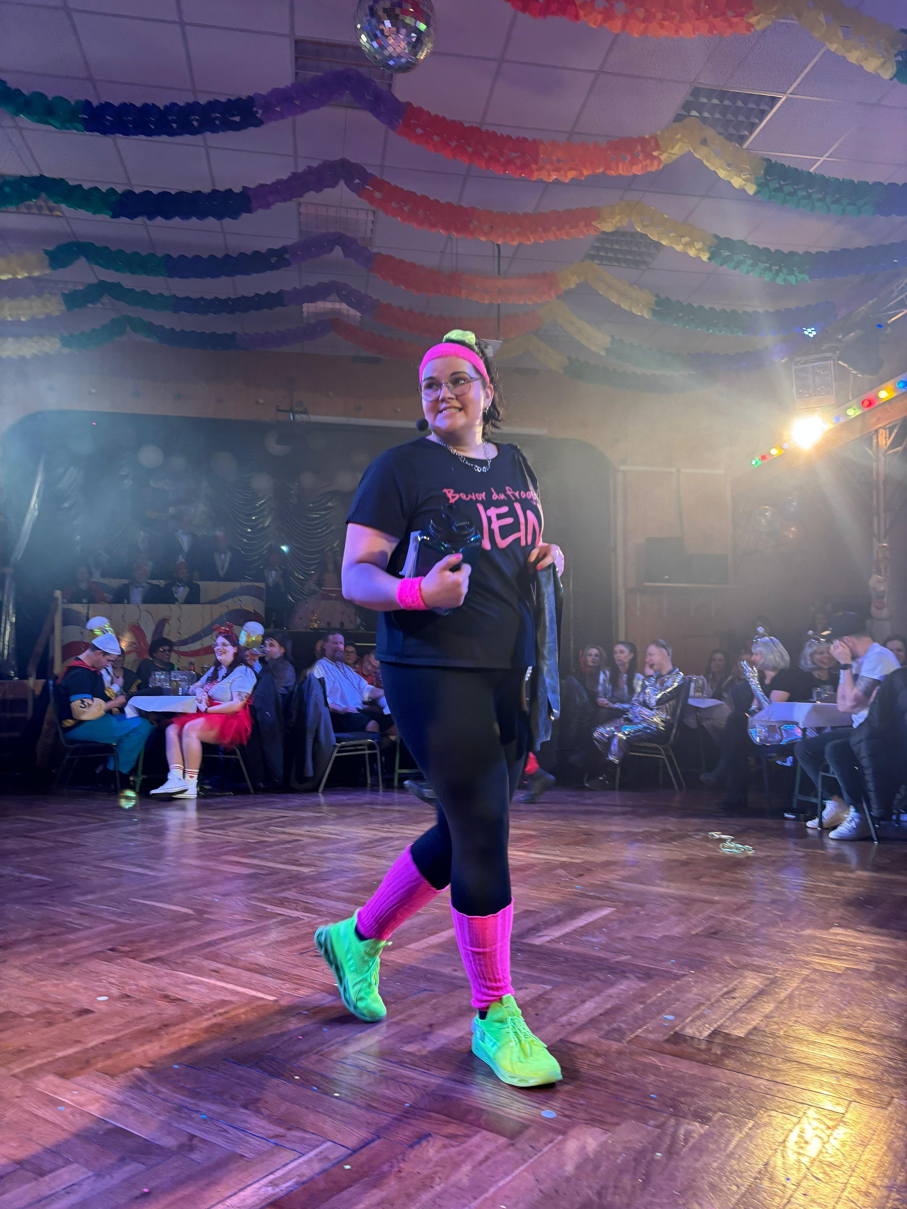 Seit der Grundschule dabei: Eine Krankenschwester in der Bütt - zum Karneval halten sie auch Ländergrenzen nicht auf