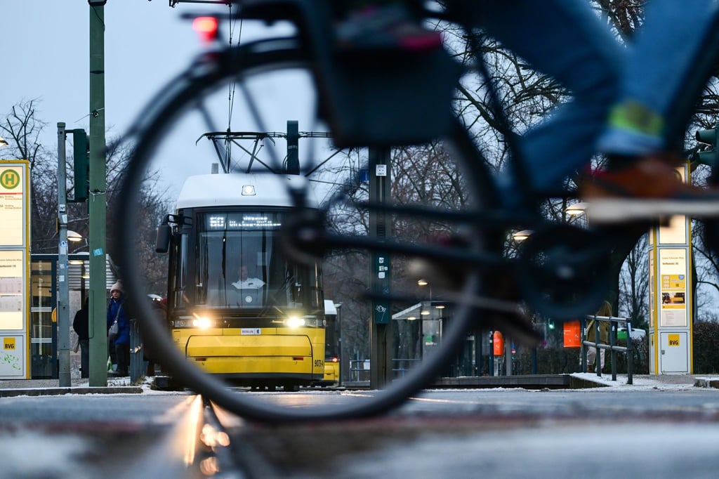 Bereits seit Tagen kommt es aufgrund der Witterung zu erheblichen Einschränkungen im Tramverkehr. (Archivbild)