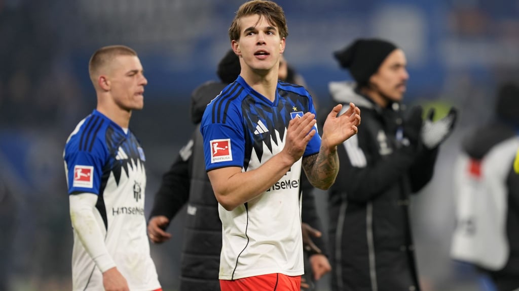 Jung, begeisternd, begehrt: HSV-Abwehrchef Luka Vuskovic (M)