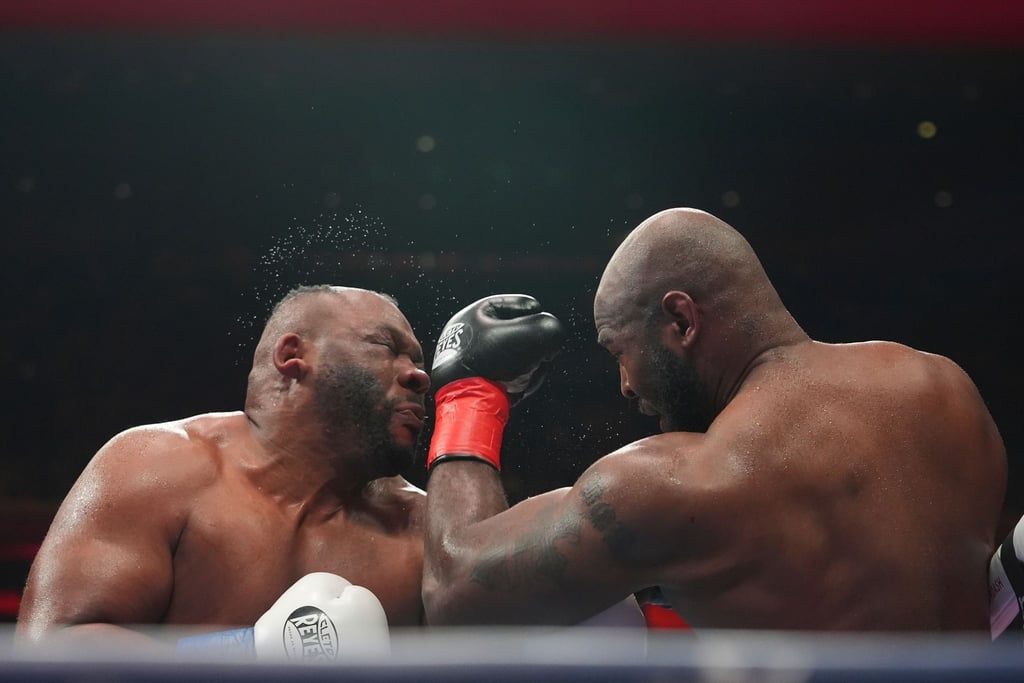 Jarrell Miller (l) verliert während des Kampfes gegen Kingsley Ibeh sein Haarteil.