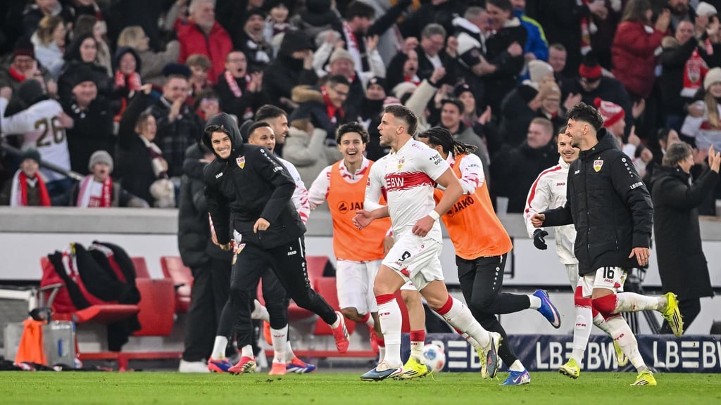Ermedin Demirovic jubelt nach seinem Tor zum 1:0.