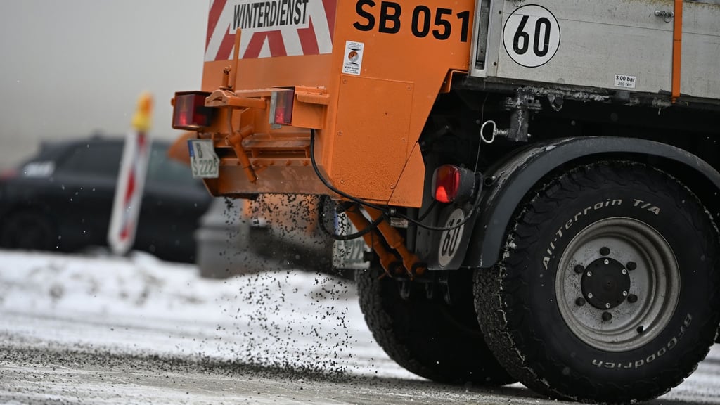Der Winterdienst geht gegen glatte Straßen vor. (Symbolbild)