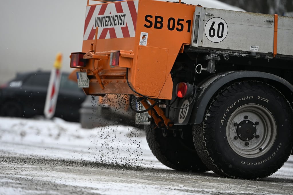 Der Winterdienst geht gegen glatte Straßen vor. (Symbolbild)