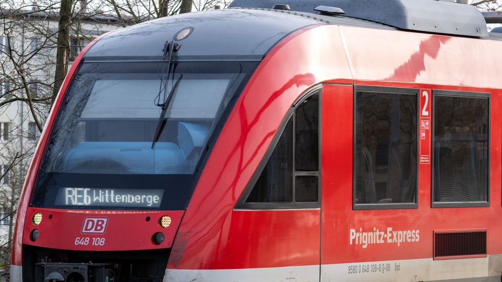 Der Prignitz-Express (RE 6) könnte von einem Warnstreik der EVG betroffen sein (Archivbild).