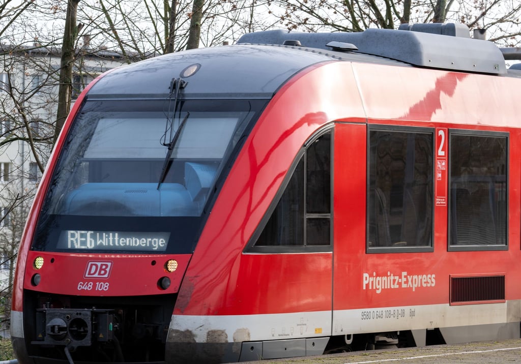 Der Prignitz-Express (RE 6) könnte von einem Warnstreik der EVG betroffen sein (Archivbild).