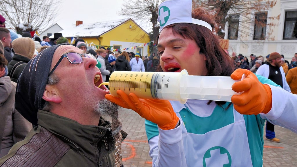 Lichtmess Glinde 2026: Trump bekommt eine Bratwurstinfusion, die Queen winkt huldvoll aus der Kutsche,  ein Besucher bekommt eine Botoxspritze (Eierlikör), die winkenden Vorstände marschieren dem Umzug voran. 