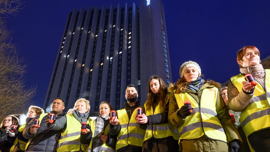 Beschäftigte und Bürger haben sich am Congress Hotel in Chemnitz versammelt.