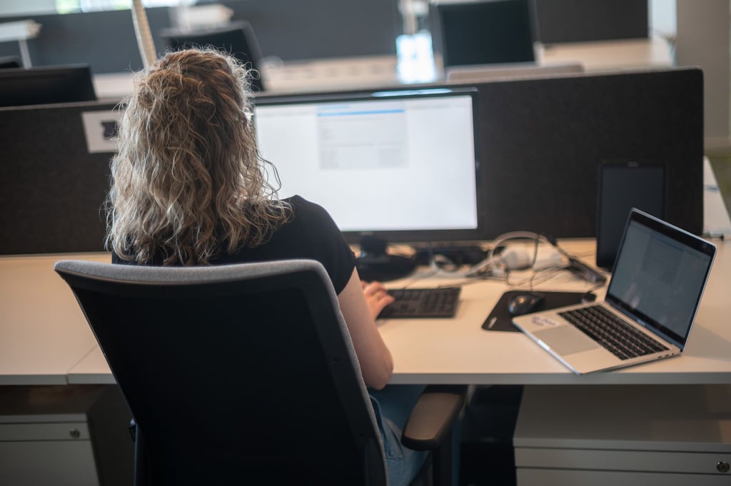 Geradesitzen am Schreibtisch kann eine ganz schöne Herausforderung sein. Die App Posturr will dabei helfen.