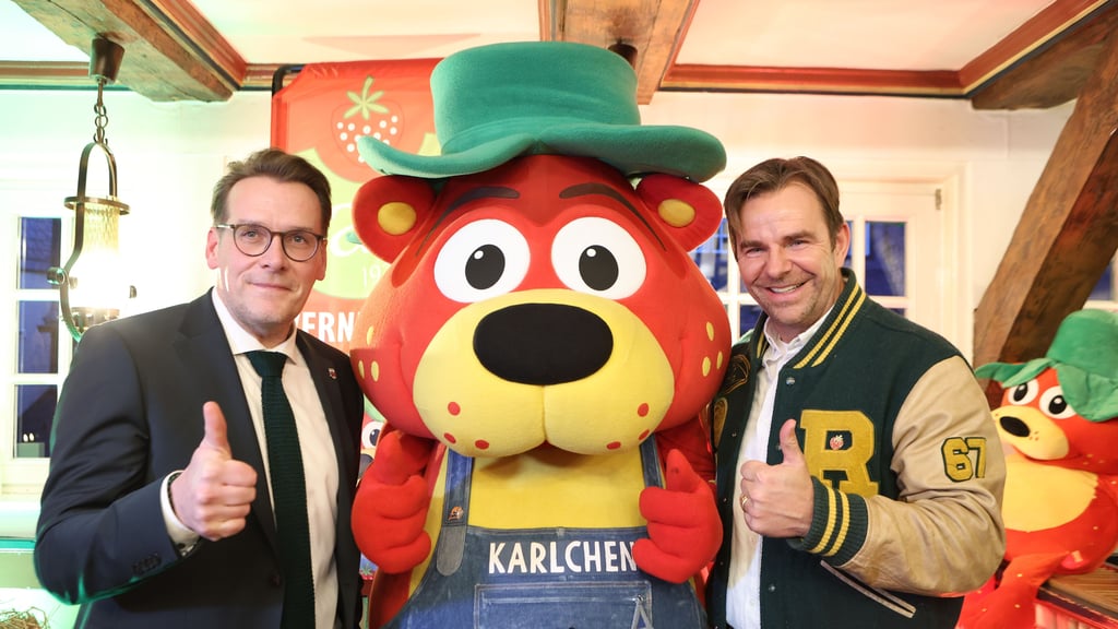 Freuen sich auf den neuen Erdbeerhof im Harz: Wernigerodes Oberbürgermeister Tobias Kascha (links) Und Karls-Chef Robert Dahl. Doch bevor das neue Erlebnisdorf an der A36 gebaut werden kann, kommt auf die Stadt viel Arbeit zu.&nbsp;