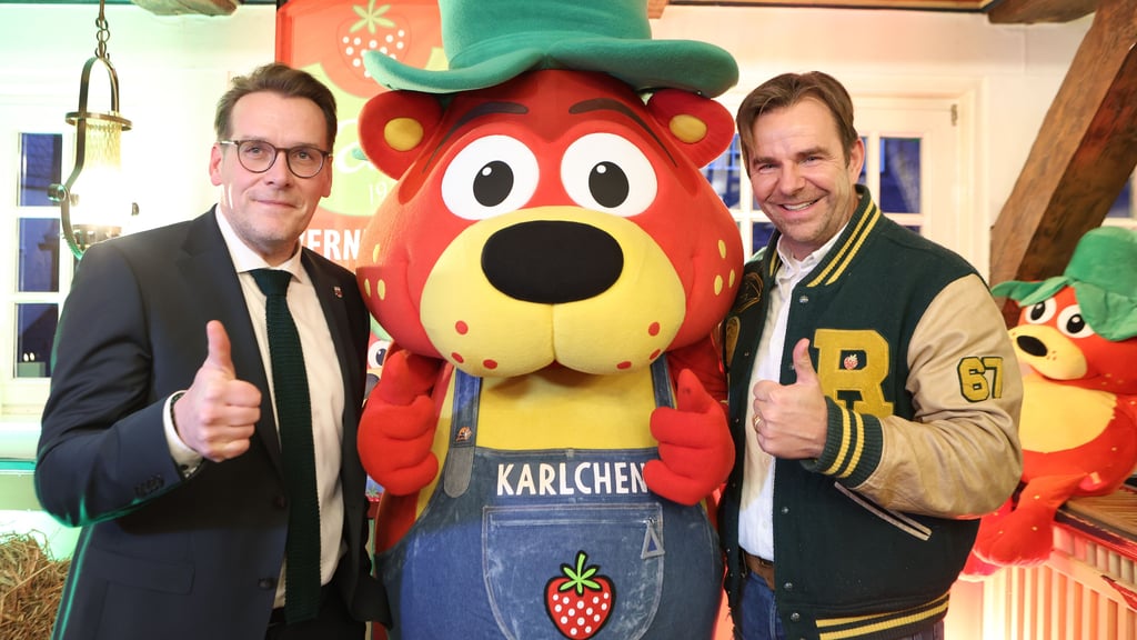 Freuen sich auf den neuen Erdbeerhof im Harz: Wernigerodes Oberbürgermeister Tobias Kascha (links) Und Karls-Chef Robert Dahl.