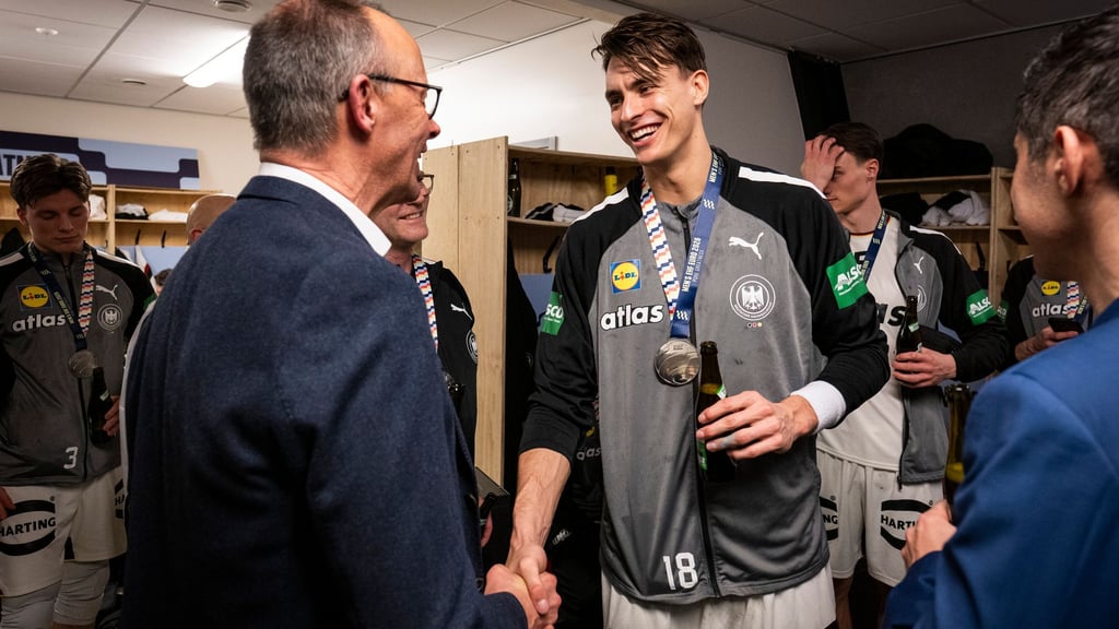 Bundeskanzler Friedrich Merz gratuliert Deutschlands Handballern in der Kabine.