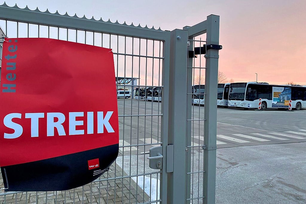 Am Montagfrüh stehen die Busse auf dem Betriebsgelände.