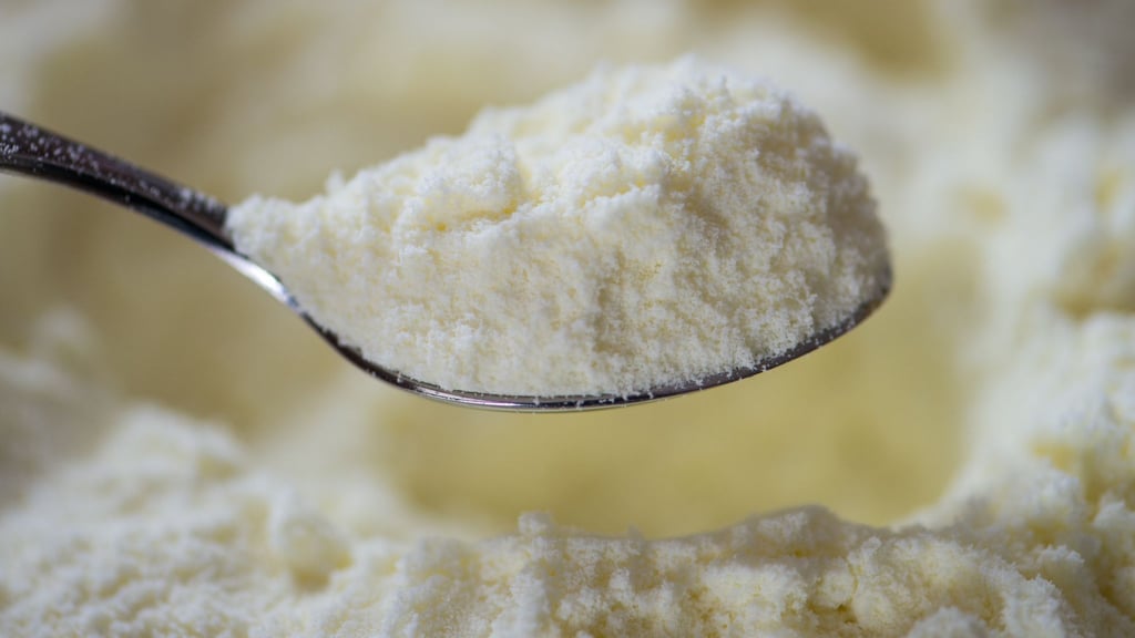 Ein Löffel mit Baby-Milchpulver. (ILLUSTRATION)