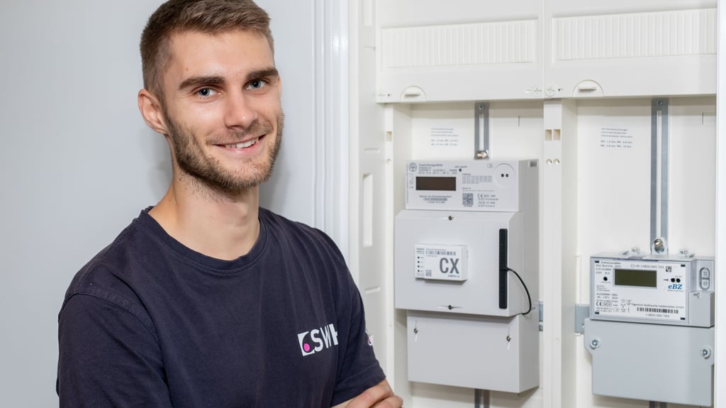 Denny Hevekerl, Mitarbeiter der Stadtwerke Haldensleben, vor einem digitalen Zähler mit Kommunikationsmodul – einem sogenannten intelligenten Messsystem.