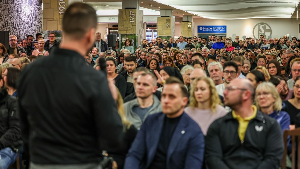 Nach dem spektakulären Gelsenkirchener Sparkassen-Einbruch öffnet die Bank eine Servicestelle für Kunden - hier ein Archivbild einer Informationsveranstaltung eines Rechtsanwalts für Kunden. (Archivbild)