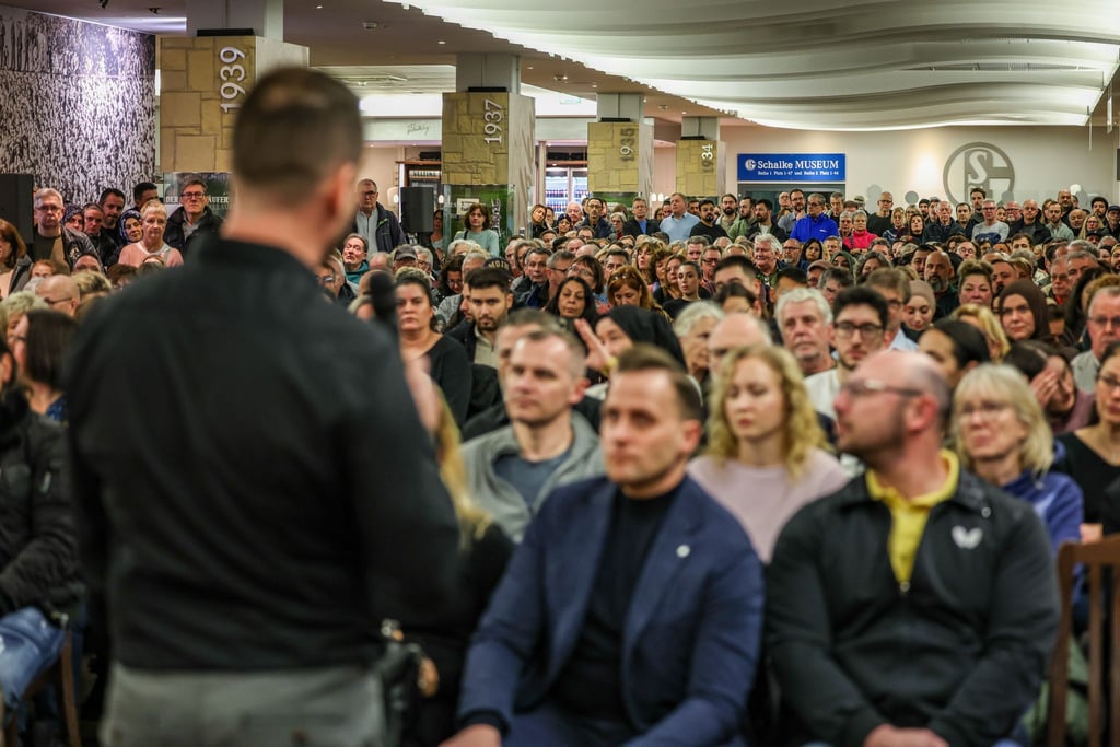 Nach dem spektakulären Gelsenkirchener Sparkassen-Einbruch öffnet die Bank eine Servicestelle für Kunden - hier ein Archivbild einer Informationsveranstaltung eines Rechtsanwalts für Kunden. (Archivbild)