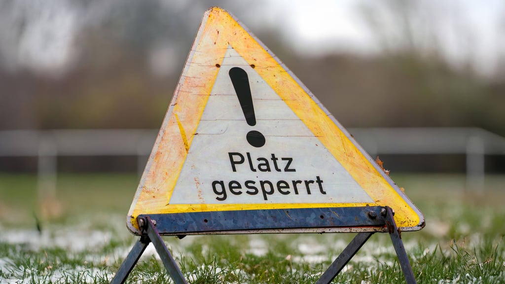 Auch auf dem Platz des SV Fortuna konnte zuletzt nicht gespielt werden. Dabei haben die Spieler selbst Hand angelegt, um den Kunstrasen vom Weiß zu befreien.