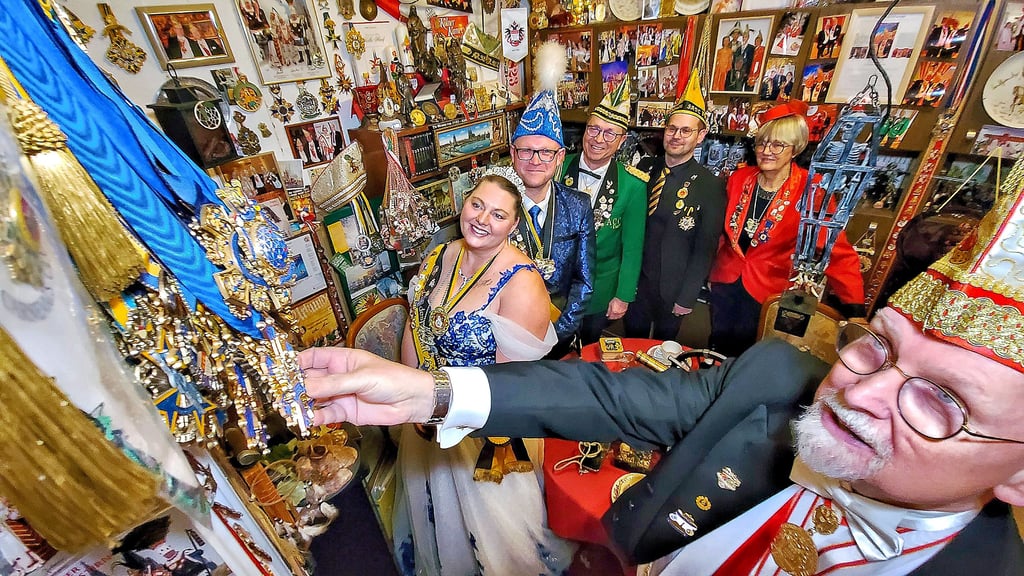 In seinem Karneval-Kabinett haben Hans-Ulrich Lotz (re.) und seine Frau (re.) das Landesprinzenpaar, Conny I. und Tino I. aus Könnern, ACC-Präsident Klaus Mahnert und Robert Michaelis, Präsident des Prinzenclubs Sachsen-Anhalt, zu Gast. 