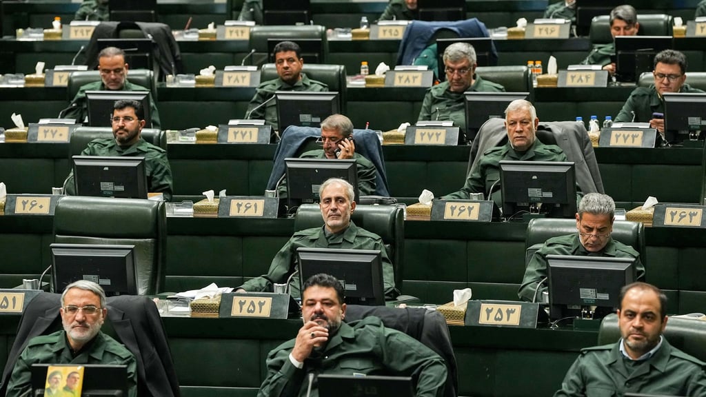 Der Iran reagiert auf EU-Sanktionen: Parlamentsabgeordnete tragen die Uniformen der Revolutionsgarden. (Archivbild)