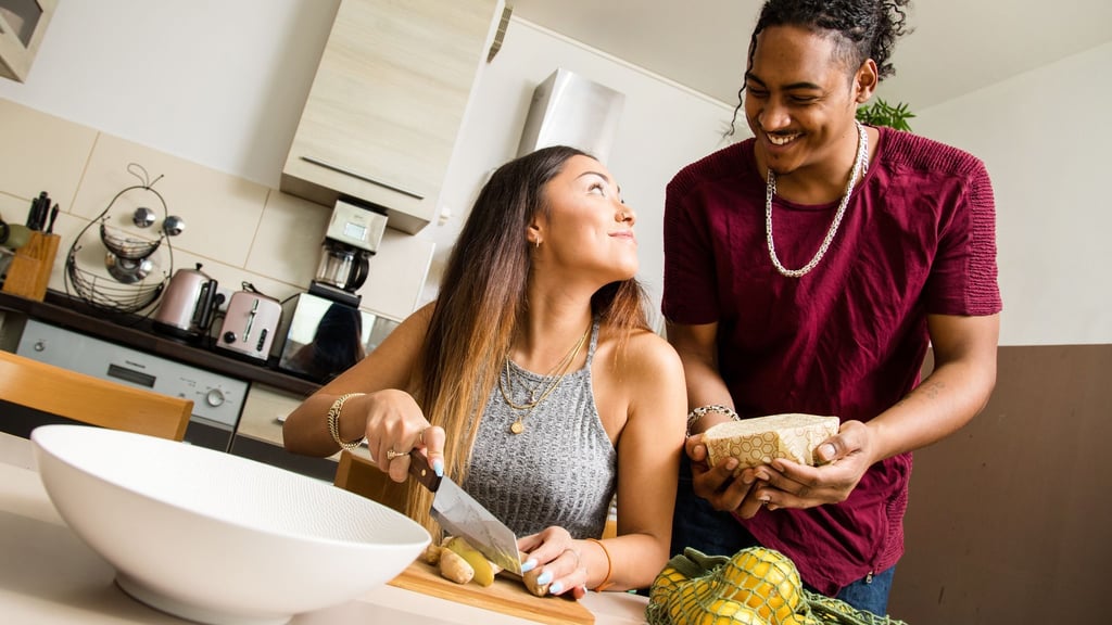 Mit Wertschätzung, Loben und Kommunizieren statt Mosern klappt gemeinsames Kochen leichter. Und kommt es zu unterschiedlichen Meinungen, hilft Humor weiter.