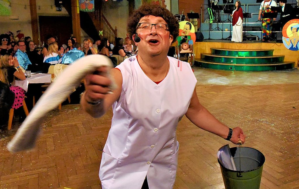 Vereinschef Frank Sieweck schlüpft bei seiner Büttenrede seit Jahren in Frauenrollen. Dieses Mal kommt  die legendäre Wirtin Elfriede mit dem Scheuerlappen.  